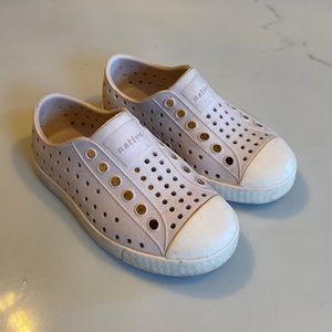 Size 7 toddler native shoes